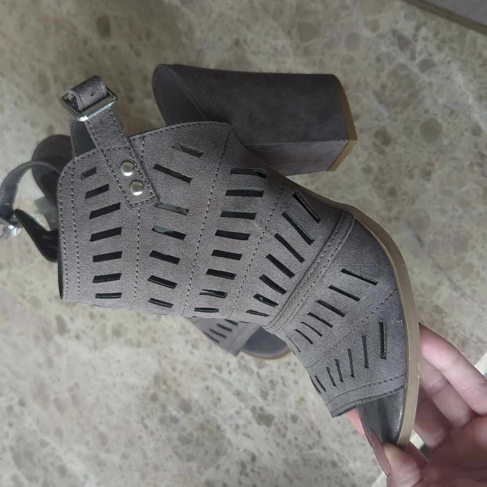 Womens size 7 heeled sandals
